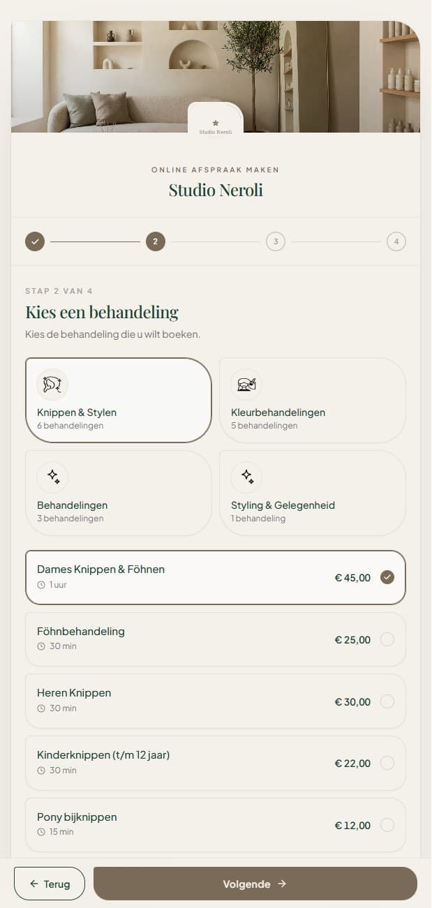 De boekingspagina van Studio Neroli op een telefoon: een behandeling kiezen, volledig in de huisstijl van de salon